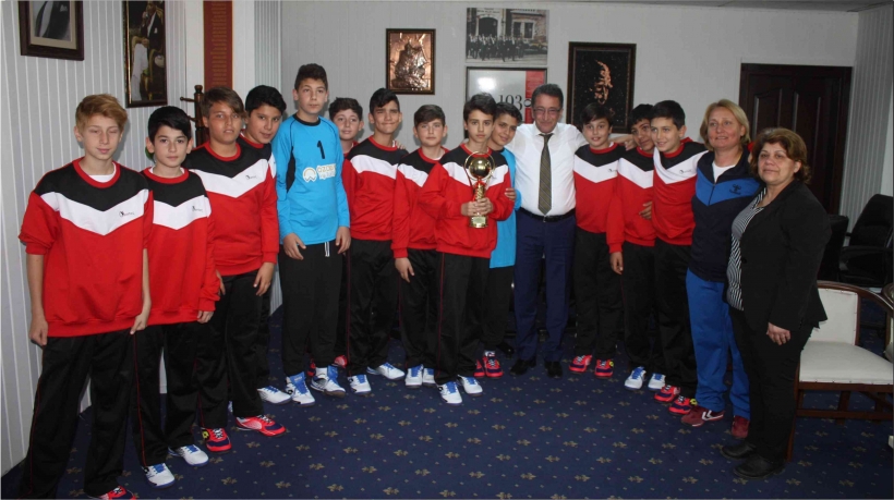 ŞAMPİYONLARDAN BAŞKAN SAKA&rsquo;YA ZİYARET