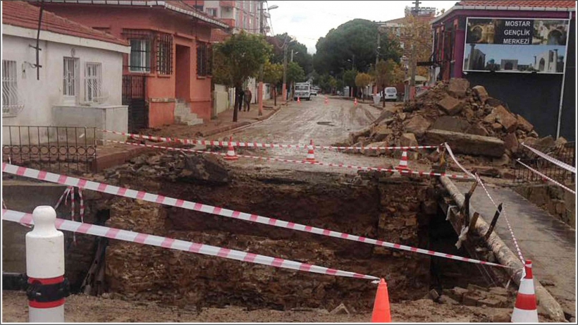 G&Ouml;ME&Ccedil;&rsquo;TE ŞİDDETLİ YAĞMUR K&Ouml;PR&Uuml;Y&Uuml; YIKTI