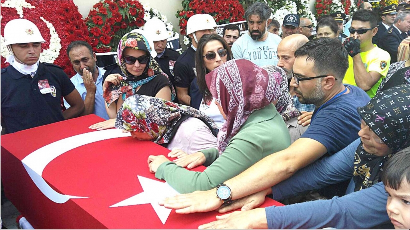ŞEHİT OĞLUNUN TABUTUNA SON KEZ SARILDI