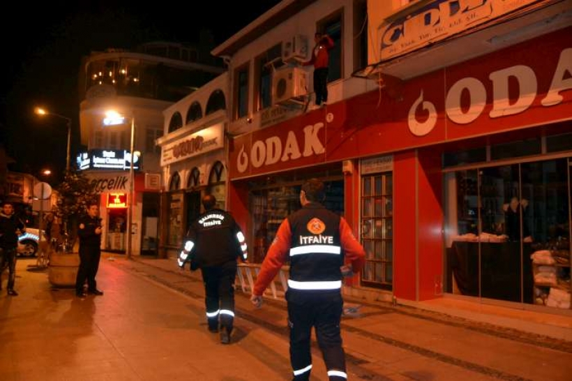 C&Uuml;ZDANI İ&Ccedil;İN IŞIKLI PANONUN &Uuml;ZERİNDE MAHSUR KALDI